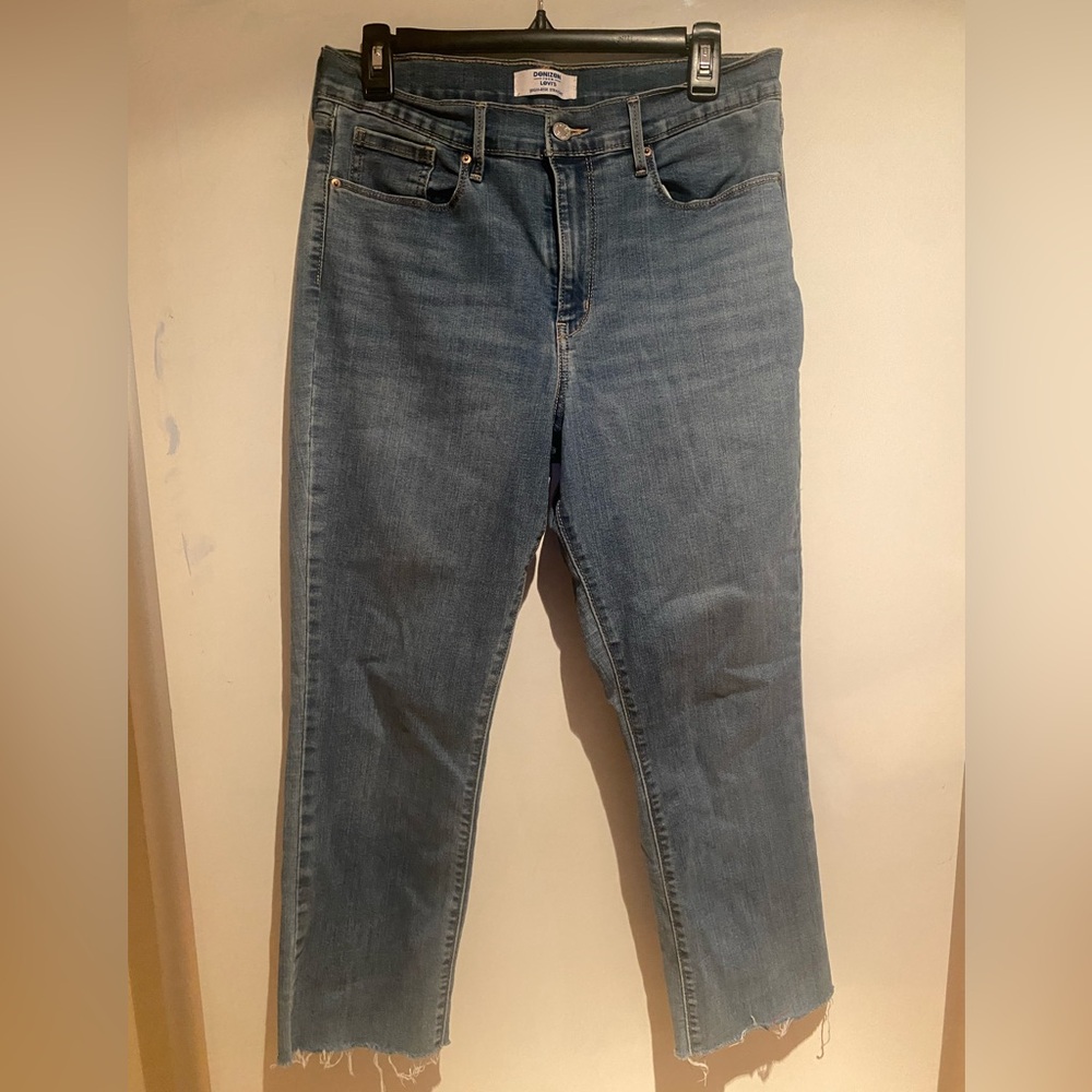 Levi's Cropped Straight-Leg Jeans in Medium Blue Wash